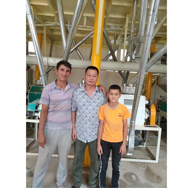 大型面粉機(jī)安裝后與客戶合影