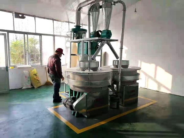 鑫峰面粉機(jī)械廠家自動上料石磨單機(jī)如何使用？